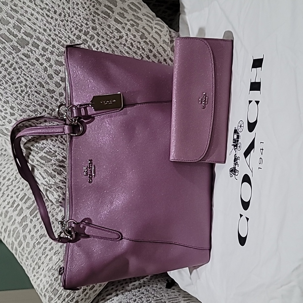 EUC- Coach Ava Tote & wallet
Does not included dust bag